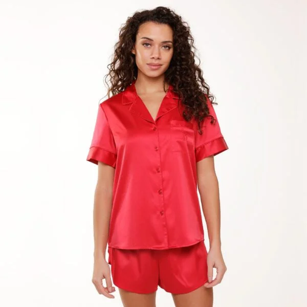 women's pajamas with a playful printPijama corto rojo raso set